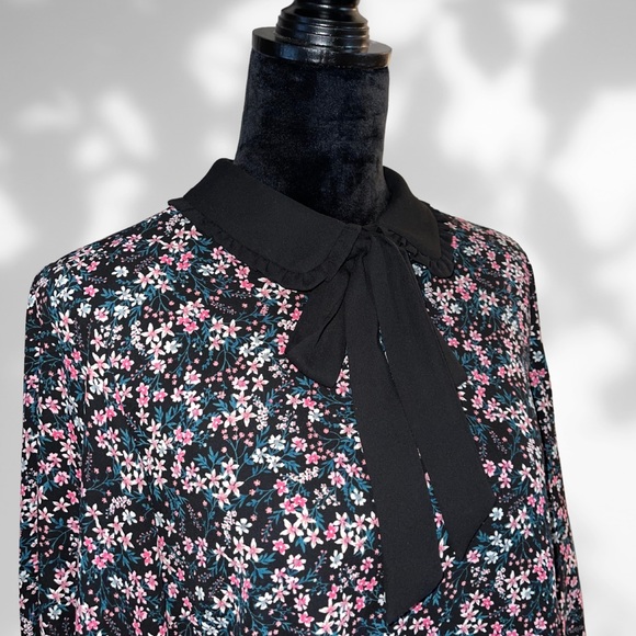 CECE Peter Pan Collar Blouse - Picture 2 of 7